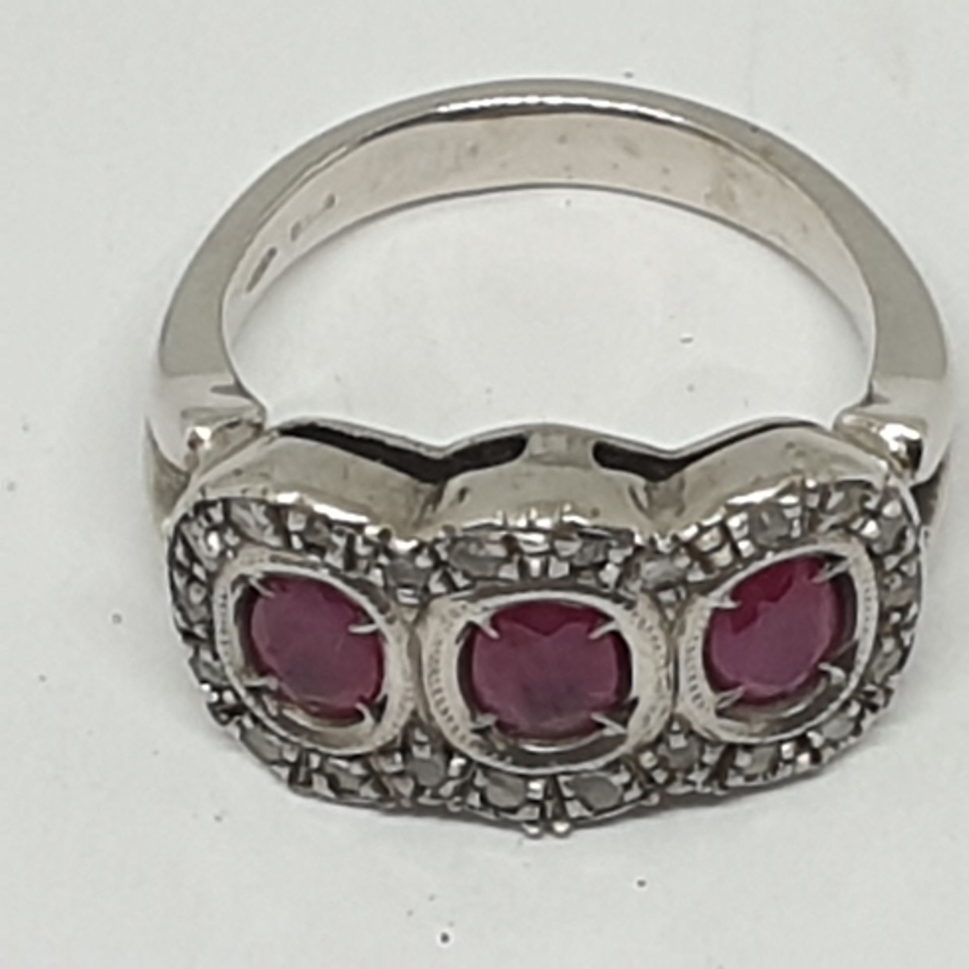 18 K GOLD RING 9.8 WITH 4 CENTRAL OVAL RUBIES FROM APPROXIMATELY 1.12 TOTAL CTS AND ROSETTE - Image 4 of 4