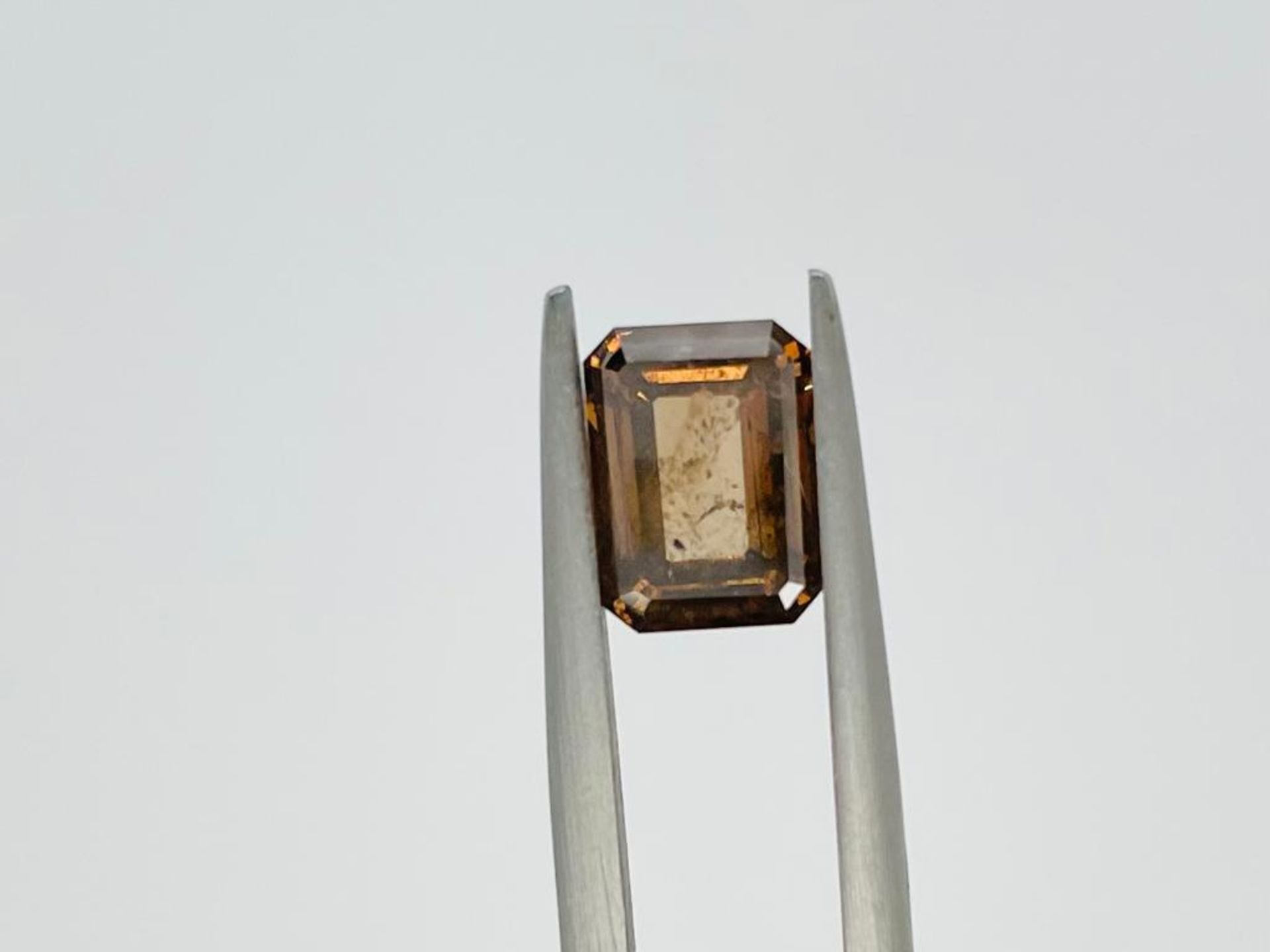 1 DIAMOND CLARITY ENHANCED 2,69 CT N.F. DEEP ORANGE BROWN - SI2 - SHAPE EMERALD - CERT NONE -