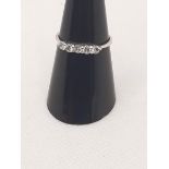 18 CARAT WHITE GOLD RING WITH 5 ZIRCONS - SIZE 13 - 1.5 GRAMS - AU 110