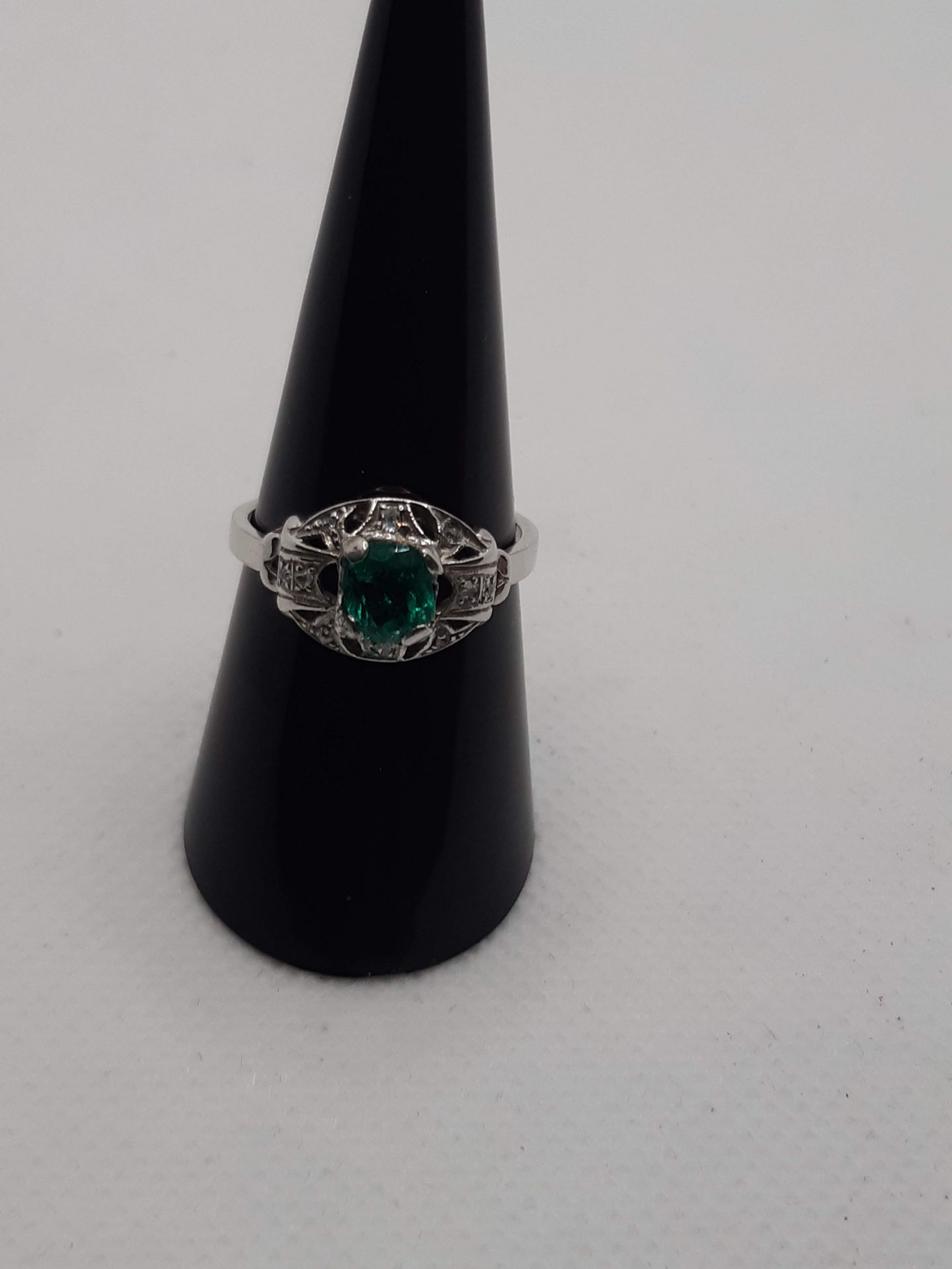 ANCIENT HANDMADE RING WITH DIAMOND ROSETTE IN OUTLINE OF AN OVAL GREEN EMERALD FROM 1.00 CT WEIGHT - Bild 2 aus 8