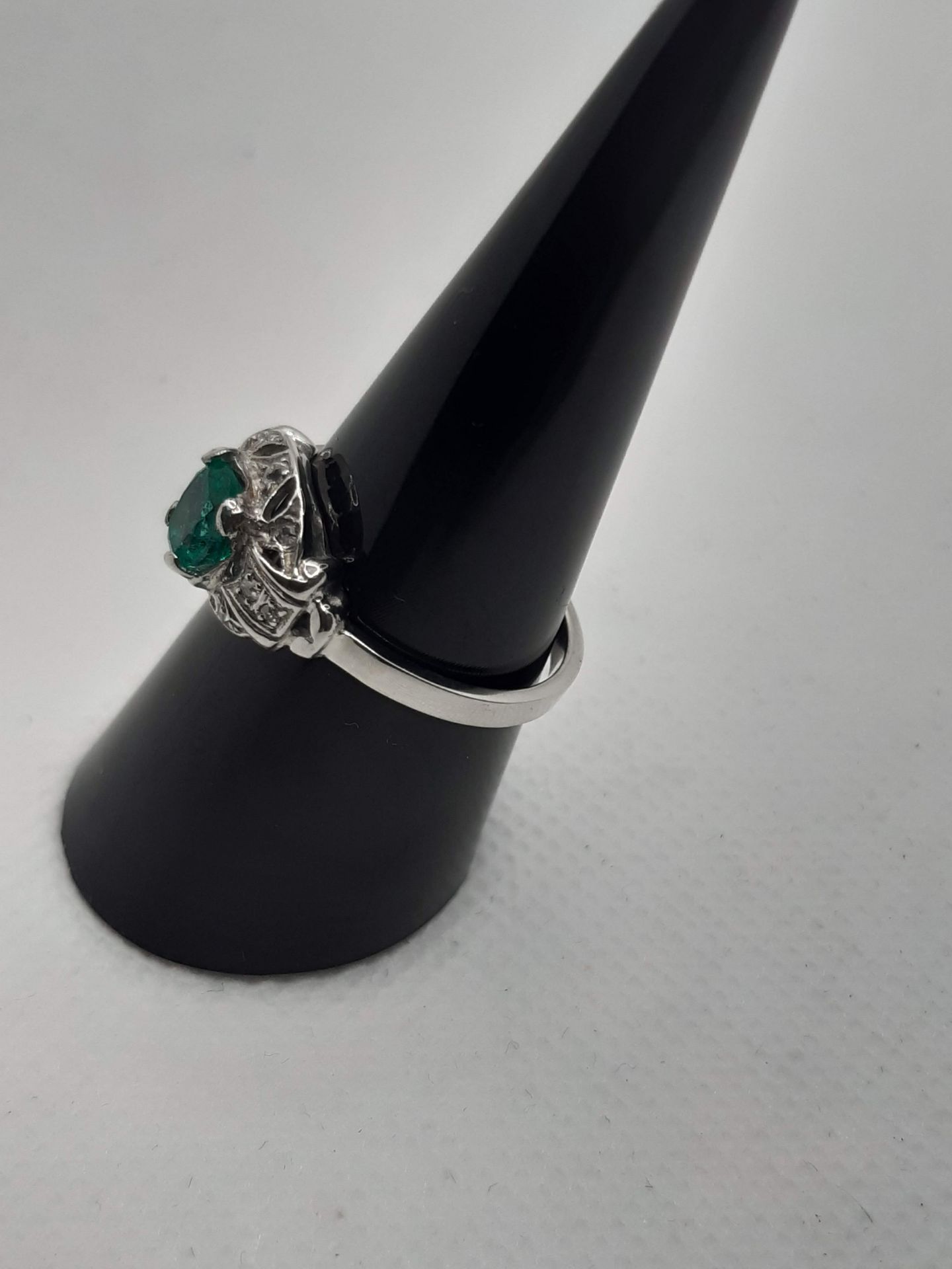 ANCIENT HANDMADE RING WITH DIAMOND ROSETTE IN OUTLINE OF AN OVAL GREEN EMERALD FROM 1.00 CT WEIGHT - Bild 3 aus 8