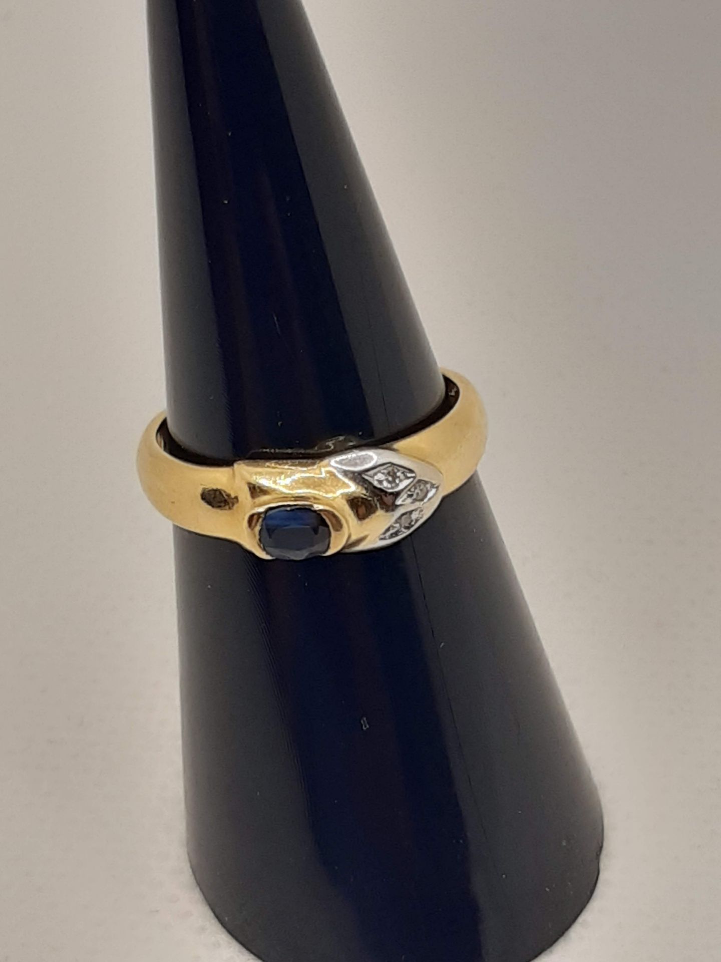 18 CARAT YELLOW GOLD RING WITH 3 LIGHT STITCH AND OVAL -CUT CENTRAL SAPPHIRE - MEASURES 12 - 3.1 - Bild 2 aus 8