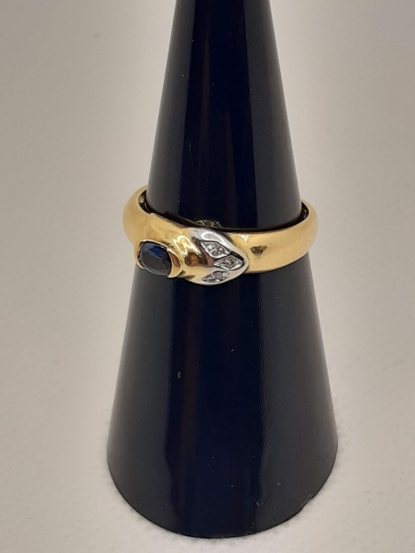 18 CARAT YELLOW GOLD RING WITH 3 LIGHT STITCH AND OVAL -CUT CENTRAL SAPPHIRE - MEASURES 12 - 3.1 - Bild 3 aus 8