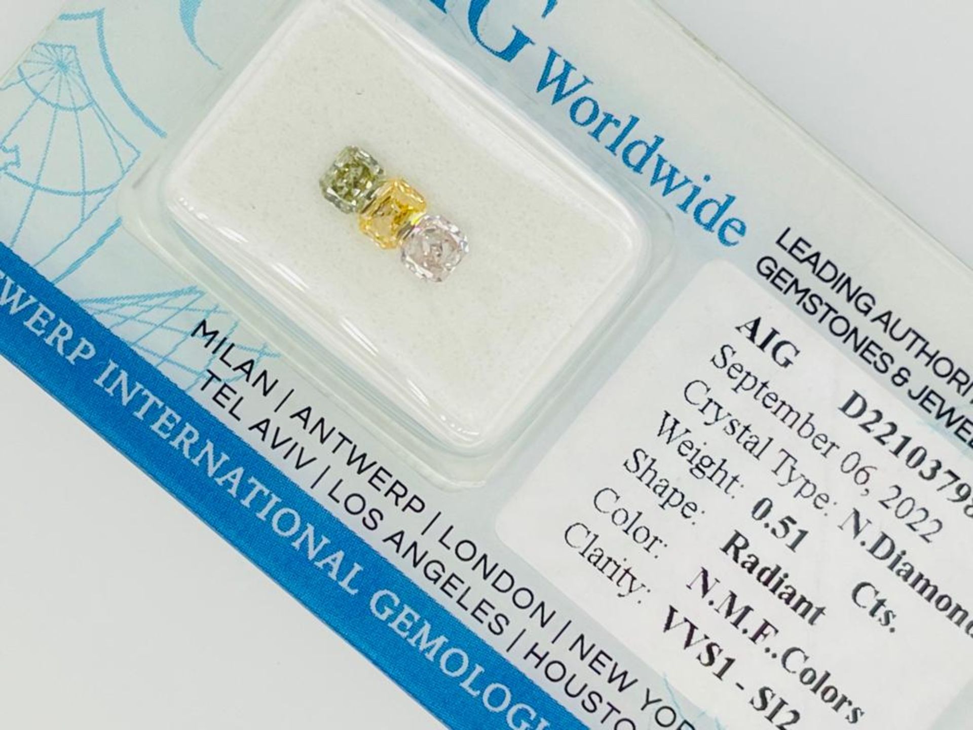 3 DIAMONDS 0,51 CT NATURAL MIX FANCY COLORS - VVS1-SI2 - SHAPE RADIANT - CERTIFICATION AIG - - Image 2 of 5