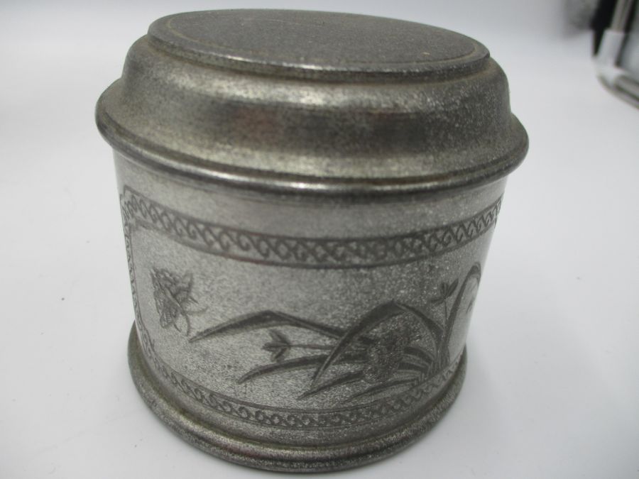 A Japanese pewter flask decorated with cranes, two character mark to lid - Image 6 of 9