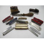 A collection of penknives etc.