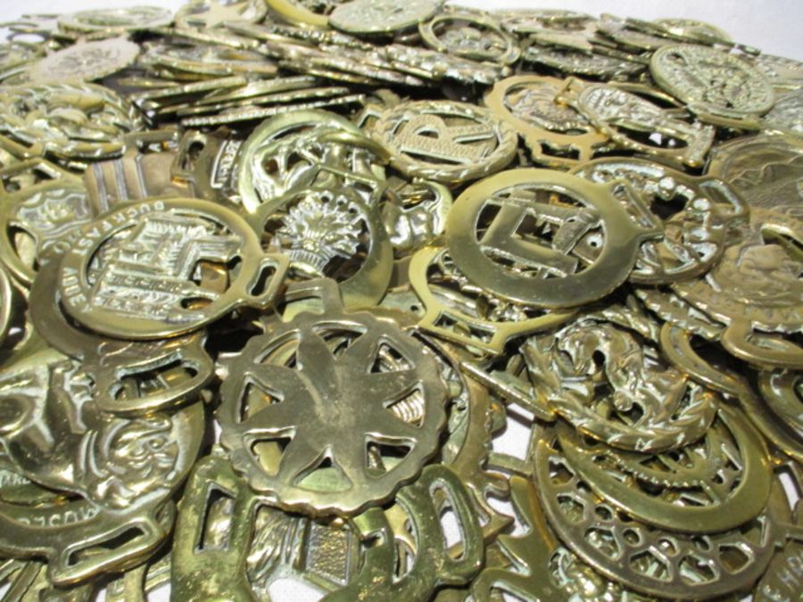 A large collection of horse brasses - Image 9 of 10