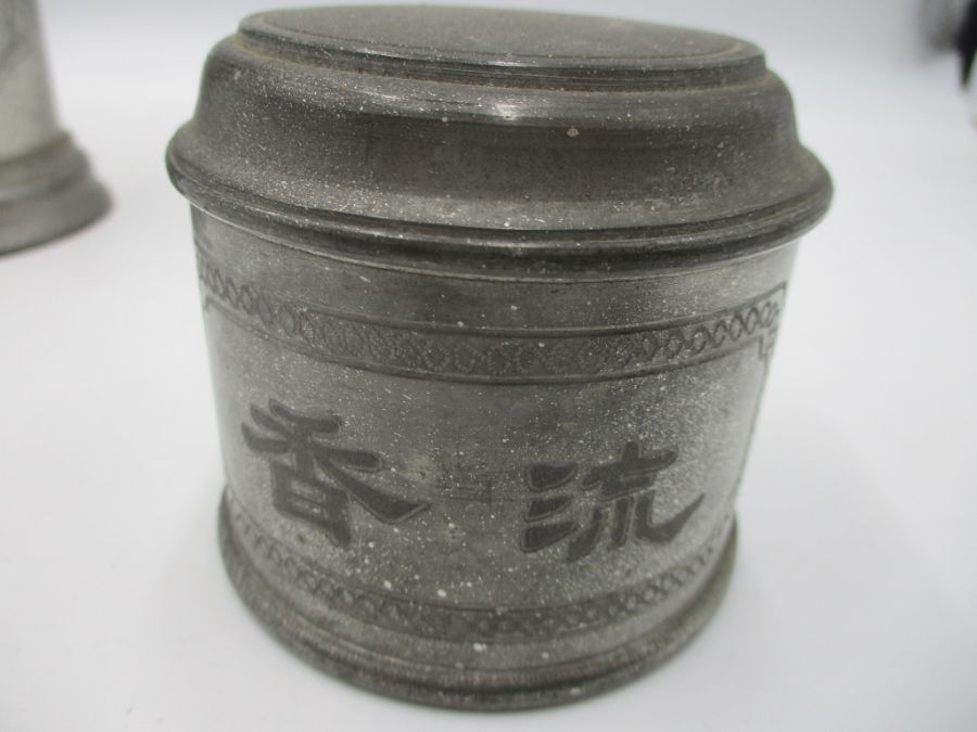 A Japanese pewter flask decorated with cranes, two character mark to lid - Image 7 of 9