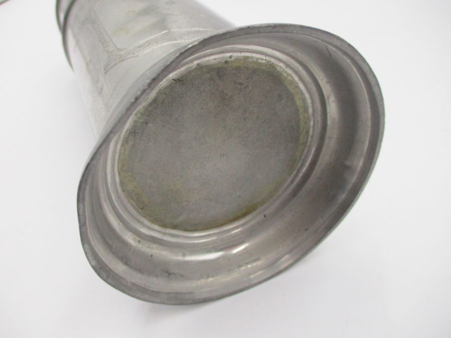 A Japanese pewter flask decorated with cranes, two character mark to lid - Image 9 of 9