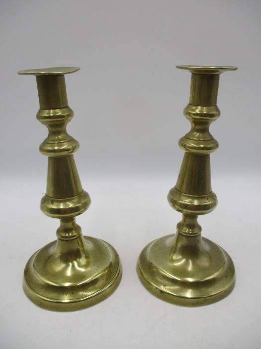 A spelter lamp after Rousseau "Faneuse" along with a pair of brass candlesticks - Image 8 of 8