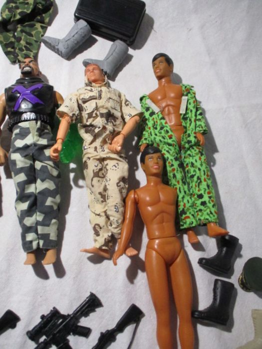 An assortment of vintage Action Man figures, along with a selection of Action Man accessories - Bild 4 aus 10
