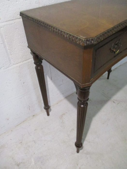 A hall table with single drawer on fluted legs - Image 3 of 8