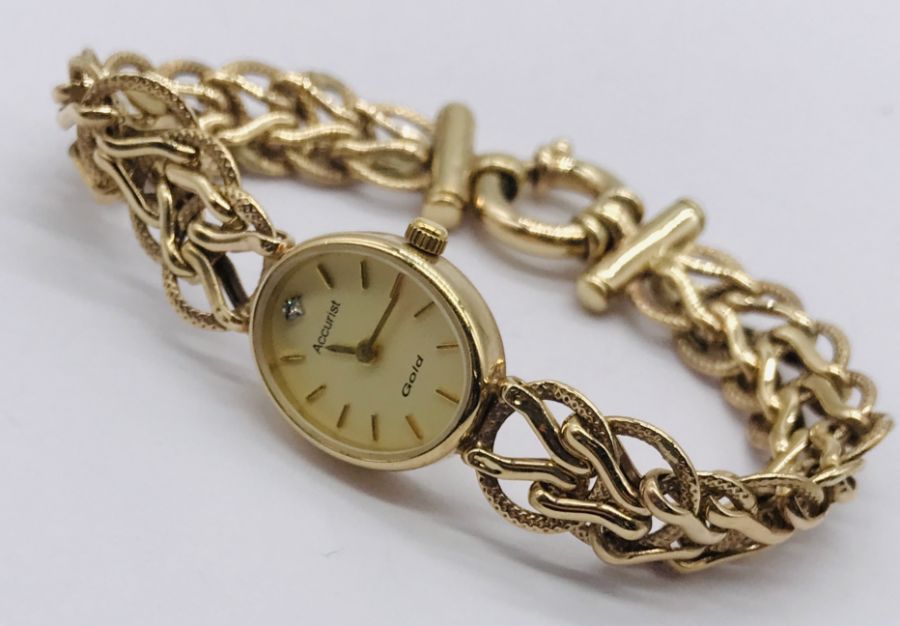 An Accurist 9ct gold watch and strap, total weight 15.9g