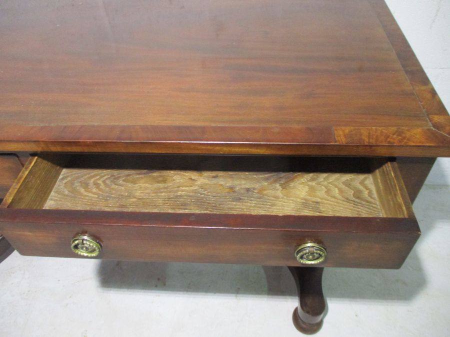 An early Victorian mahogany hall table with two drawers and turned legs - Image 4 of 8