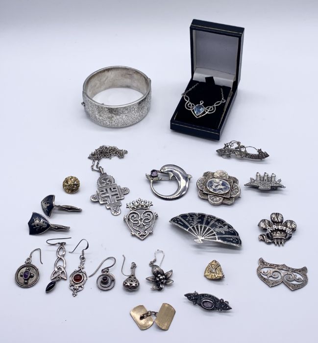 A collection of hallmarked and 925 silver jewellery including silver cap badge, along with a