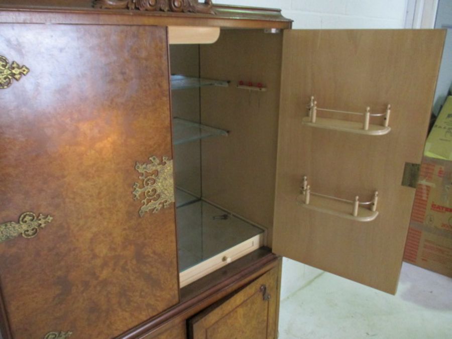 A walnut veneered cocktail cabinet on cabriole legs - Image 11 of 15