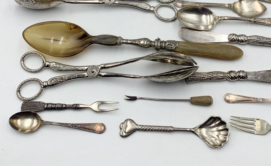 A pair of white metal and horn servers along with a collection of silver plated cutlery contained in - Image 2 of 5