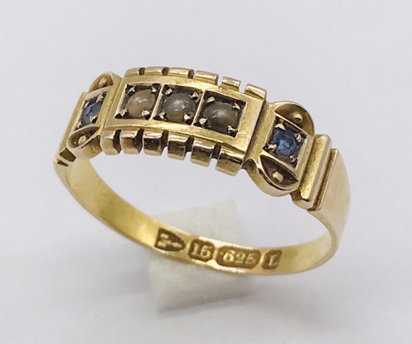 A Victorian 15ct gold ring set with sapphires and seed pearls, total weight 2.4g