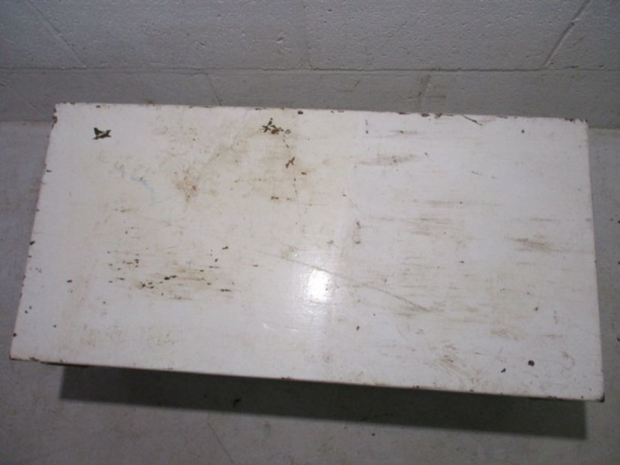 A white painted storage trunk - Image 8 of 8