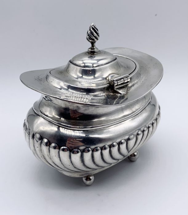 A hallmarked silver sucriere, Chester 1905, weight 188.7g - Image 3 of 3