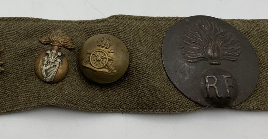 A British Army belt with numerous military cap badges and buttons including Royal Signals, Royal - Bild 5 aus 7