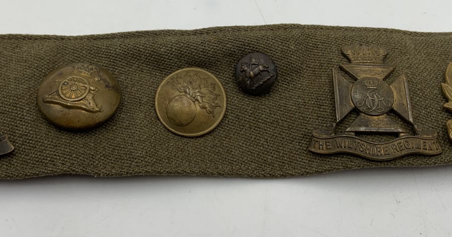 A British Army belt with numerous military cap badges and buttons including Royal Signals, Royal - Bild 3 aus 7
