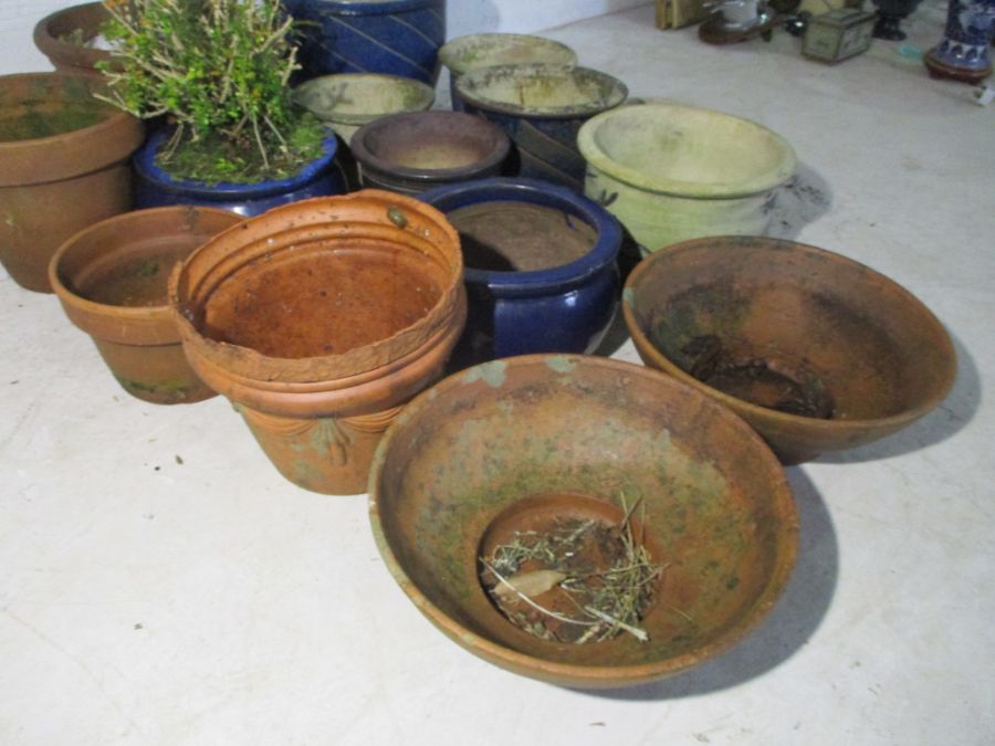 A collection of garden pots including glazed and terracotta. - Image 5 of 11