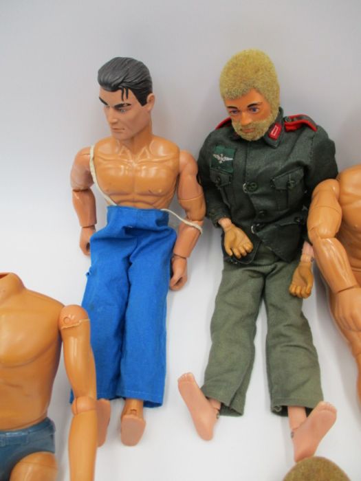 A collection of vintage Action Man figures with various accessories including clothing, weapons, - Bild 4 aus 9