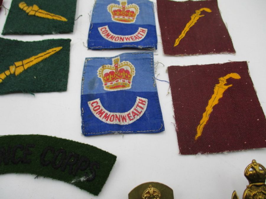 A collection of cloth and other military badges including Paras, Intelligence Corps etc. - Bild 7 aus 10