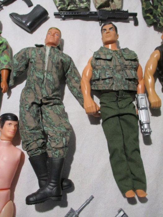 An assortment of vintage Action Man figures, along with a selection of Action Man accessories - Bild 3 aus 10