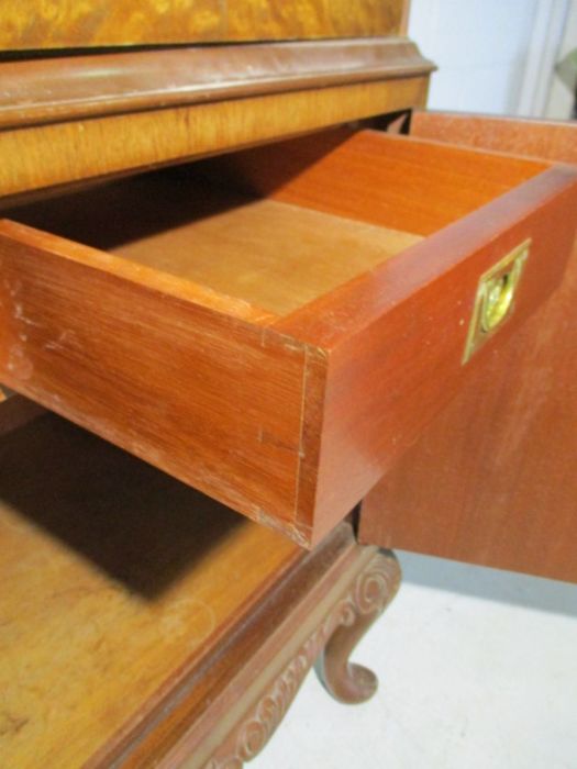 A walnut veneered cocktail cabinet on cabriole legs - Image 14 of 15