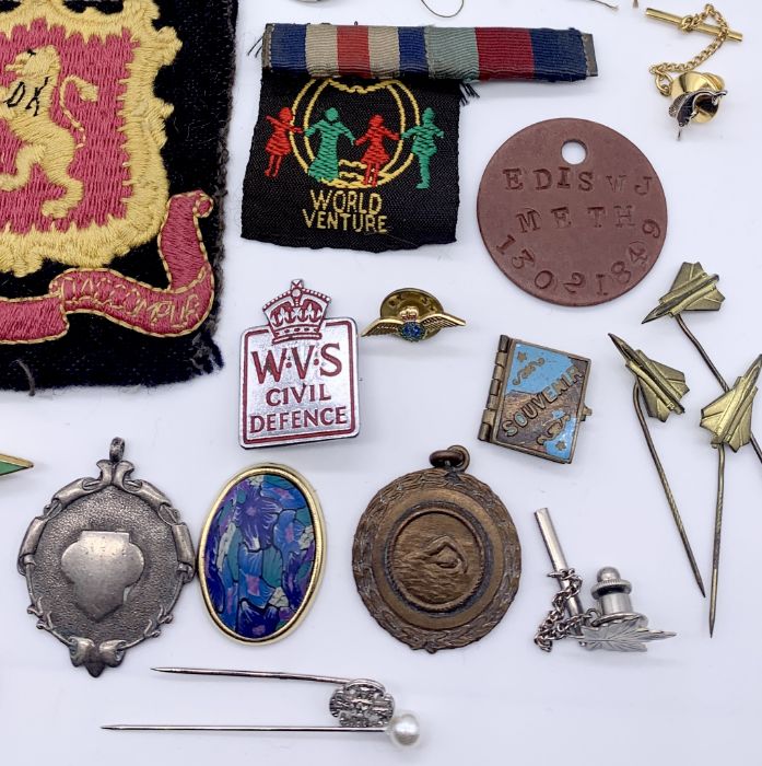 A collection of military badges, epaulettes, buttons etc. - Bild 3 aus 5