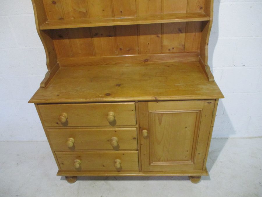 A pine dresser with three drawers and one cupboard under - Image 3 of 10