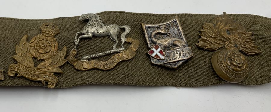 A British Army belt with numerous military cap badges and buttons including Royal Signals, Royal - Bild 4 aus 7