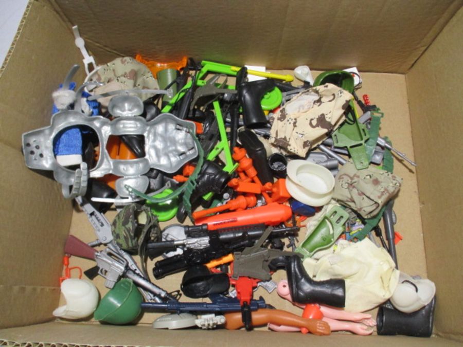 An assortment of vintage Action Man figures, along with a selection of Action Man accessories - Bild 10 aus 10