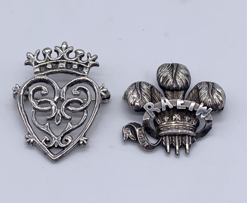 A collection of hallmarked and 925 silver jewellery including silver cap badge, along with a - Image 5 of 6