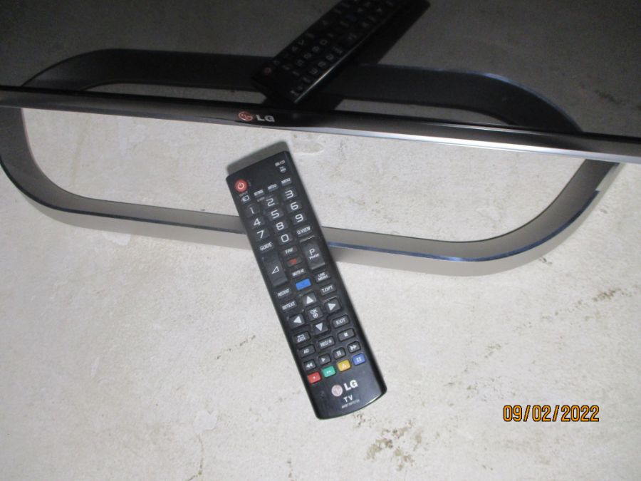 A LG flat screen 48" TV with controller - untested - Image 5 of 5