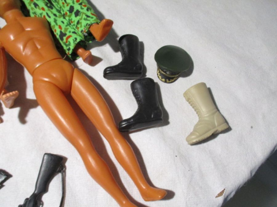 An assortment of vintage Action Man figures, along with a selection of Action Man accessories - Bild 9 aus 10