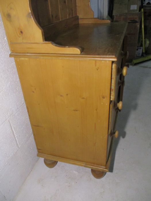 A pine dresser with three drawers and one cupboard under - Image 10 of 10