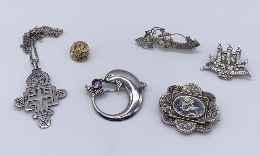 A collection of hallmarked and 925 silver jewellery including silver cap badge, along with a - Image 3 of 6