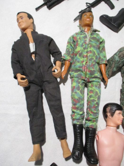 An assortment of vintage Action Man figures, along with a selection of Action Man accessories - Bild 2 aus 10