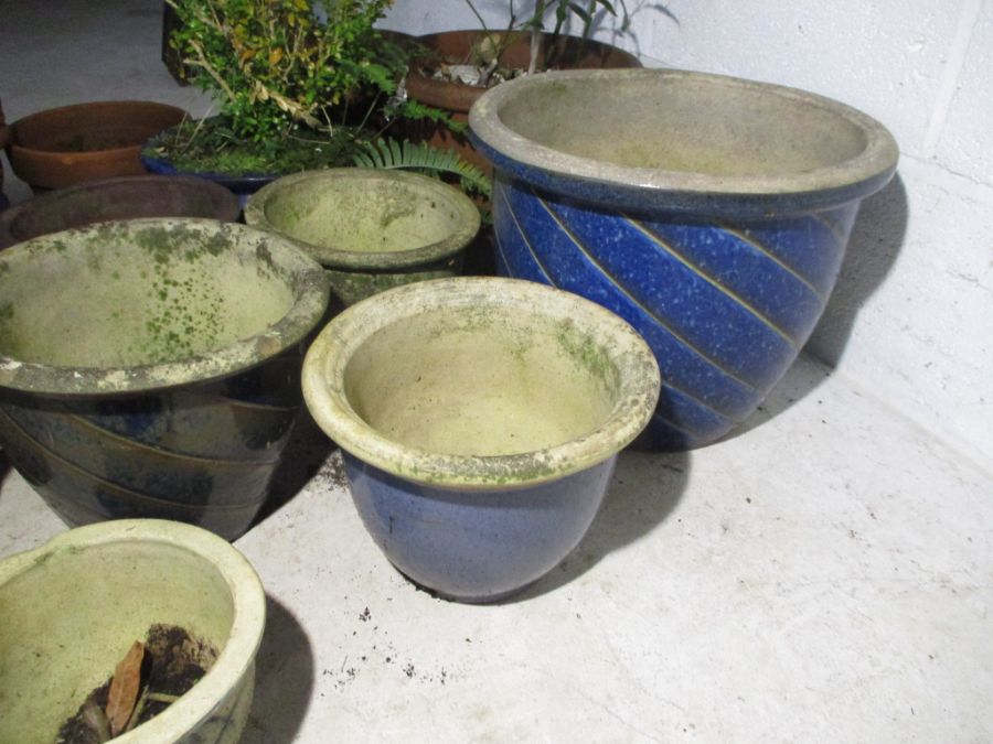 A collection of garden pots including glazed and terracotta. - Image 3 of 11