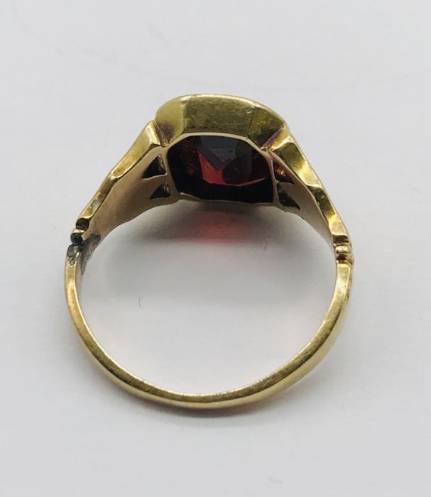 An unmarked gold ring set with a garnet, total weight 4g - Image 2 of 2