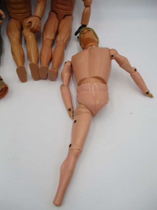 A collection of vintage Action Man figures with various accessories including clothing, weapons, - Bild 6 aus 9