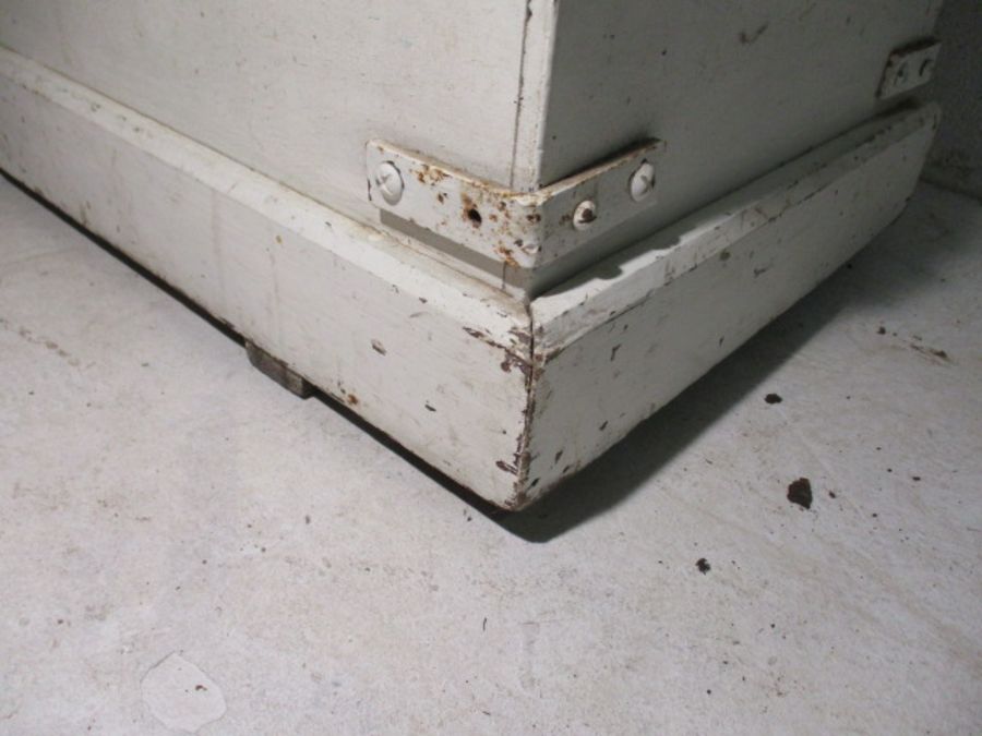 A white painted storage trunk - Image 5 of 8