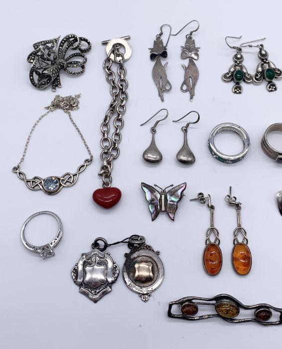 A collection of 925 silver jewellery including rings, earrings etc. - Image 3 of 5