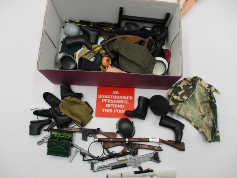 A collection of vintage Action Man figures with various accessories including clothing, weapons, - Bild 7 aus 9