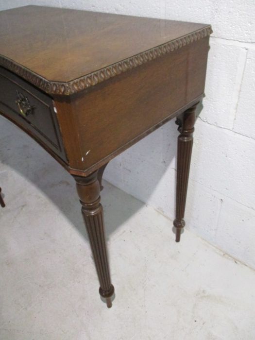 A hall table with single drawer on fluted legs - Image 2 of 8