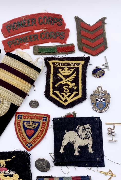 A collection of military badges, epaulettes, buttons etc. - Bild 4 aus 5