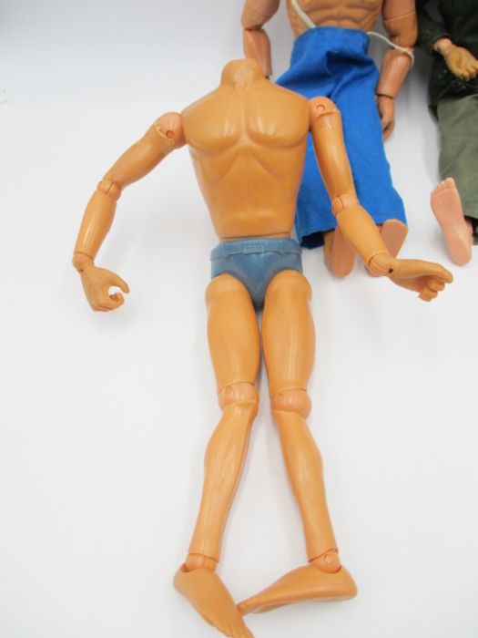 A collection of vintage Action Man figures with various accessories including clothing, weapons, - Bild 5 aus 9